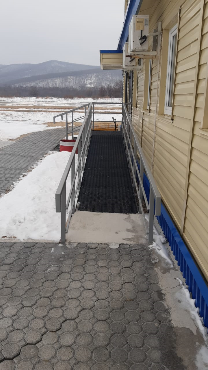 Пандус с поручнем и противоскользящим покрытием на выходе из аэровокзала Preobragenie3