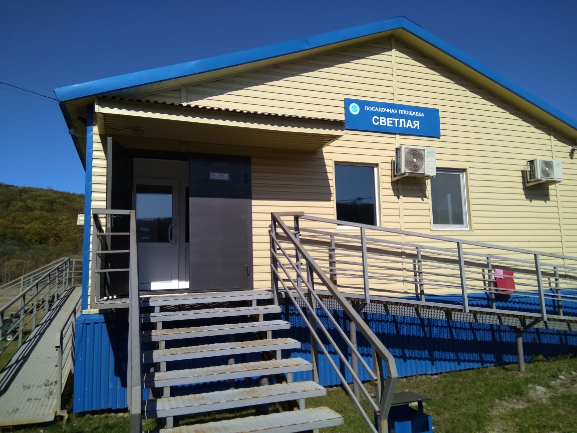 Пандус с поручнем и противоскользящим покрытием на входе в аэровокзал Svetlaya2