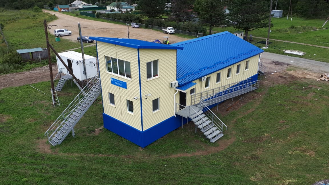 Пандус с поручнем и противоскользящим покрытием на выходе из аэровокзала Terney1